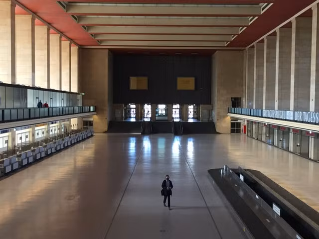 Ve xac xo cua loat san bay bo hoang tren the gioi-Hinh-11