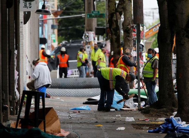 Những hình ảnh đắt giá về giải toả 'khu tự trị Capitol Hill' - Hình 5 Nhung hinh anh dat gia ve giai toa 'khu tu tri Capitol Hill'-Hinh-5