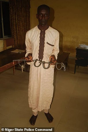 Phẫn nộ vụ 15 đứa trẻ bị xiềng xích, tra tấn trong trường học - Hình 3 Phan no vu 15 dua tre bi xieng xich, tra tan trong truong hoc-Hinh-3