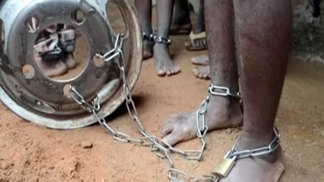 Phẫn nộ vụ 15 đứa trẻ bị xiềng xích, tra tấn trong trường học - Hình 5 Phan no vu 15 dua tre bi xieng xich, tra tan trong truong hoc-Hinh-5