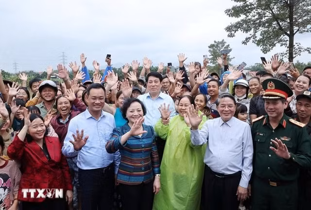 Chủ tịch nước Lương Cường, Chủ tịch Ủy ban Trung ương Mặt trận Tổ quốc Việt Nam Bùi Thị Minh Hoài thăm hỏi, động viên nhân dân vùng lũ lụt, bị ngập nước xã Gò Nổi. (Ảnh: Lâm Khánh/TTXVN)