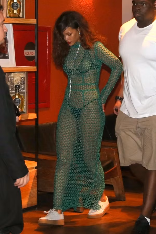 Rihanna dien quan ho gan het vong ba gay uc che-Hinh-6