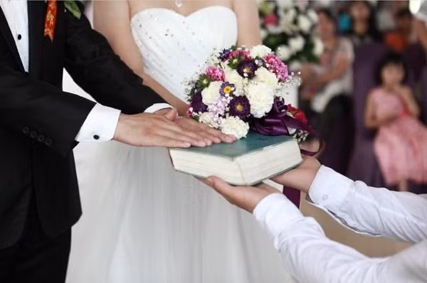 Nhận nhẫn đính hôn, tôi chết lặng khi nhìn vật quen trong túi chồng Nhan nhan dinh hon, toi chet lang khi nhin vat quen trong tui chong