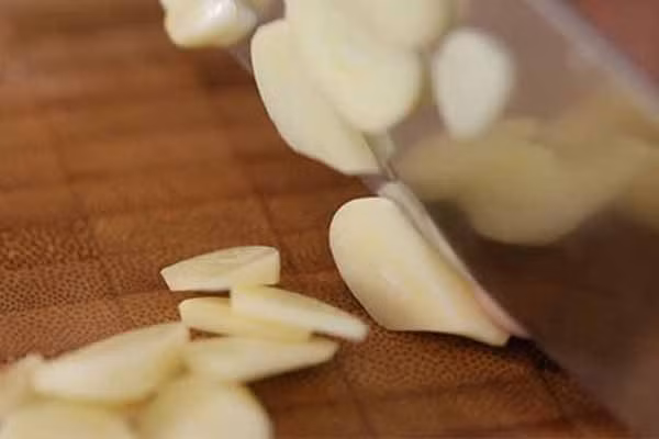 Đón Tết, làm đẹp lông mày chỉ với 1 tép tỏi - Hình 6 Don Tet, lam dep long may chi voi 1 tep toi-Hinh-6