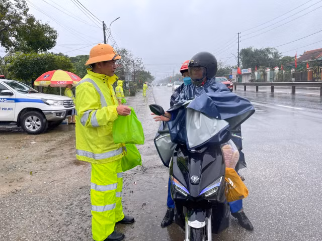 CSGT Thừa Thiên Huế đội mưa tiếp sức người dân trở lại thành phố sau Tết CSGT Thua Thien Hue doi mua tiep suc nguoi dan tro lai thanh pho sau Tet