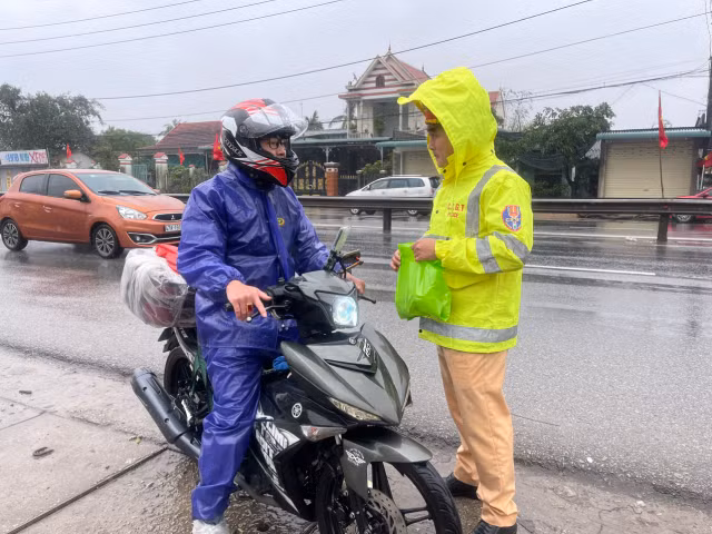 CSGT Thừa Thiên Huế đội mưa tiếp sức người dân trở lại thành phố sau Tết - Hình 4 CSGT Thua Thien Hue doi mua tiep suc nguoi dan tro lai thanh pho sau Tet-Hinh-4