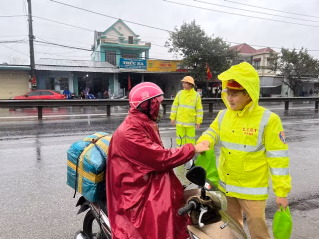 CSGT Thừa Thiên Huế đội mưa tiếp sức người dân trở lại thành phố sau Tết - Hình 5 CSGT Thua Thien Hue doi mua tiep suc nguoi dan tro lai thanh pho sau Tet-Hinh-5