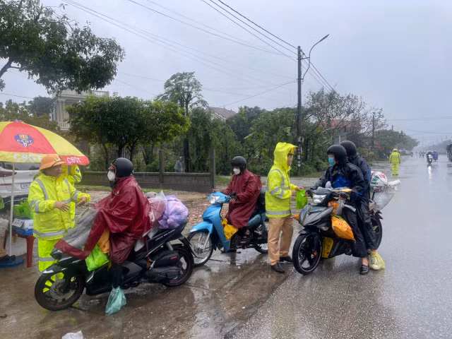 CSGT Thừa Thiên Huế đội mưa tiếp sức người dân trở lại thành phố sau Tết - Hình 2 CSGT Thua Thien Hue doi mua tiep suc nguoi dan tro lai thanh pho sau Tet-Hinh-2