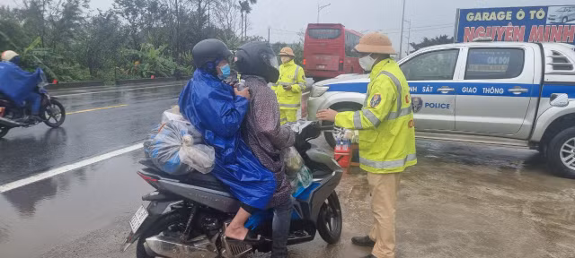 CSGT Thừa Thiên Huế đội mưa tiếp sức người dân trở lại thành phố sau Tết - Hình 8 CSGT Thua Thien Hue doi mua tiep suc nguoi dan tro lai thanh pho sau Tet-Hinh-8