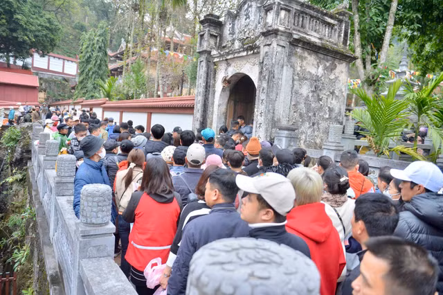 Hang nghin nguoi khai hoi chua Huong-Hinh-8