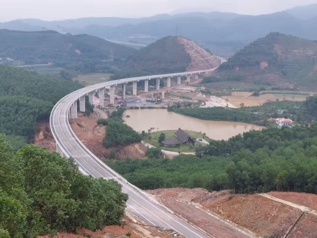 Cận cảnh tuyến cao tốc Cam Lộ - La Sơn trước ngày thông xe Can canh tuyen cao toc Cam Lo - La Son truoc ngay thong xe