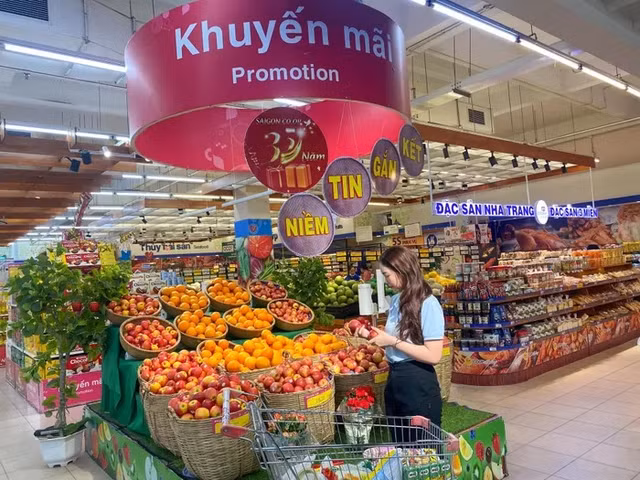 Hàng loạt siêu thị đã tung ra nhiều chương trình khuyến mãi để tăng doanh thu Hang loat sieu thi da tung ra nhieu chuong trinh khuyen mai de tang doanh thu