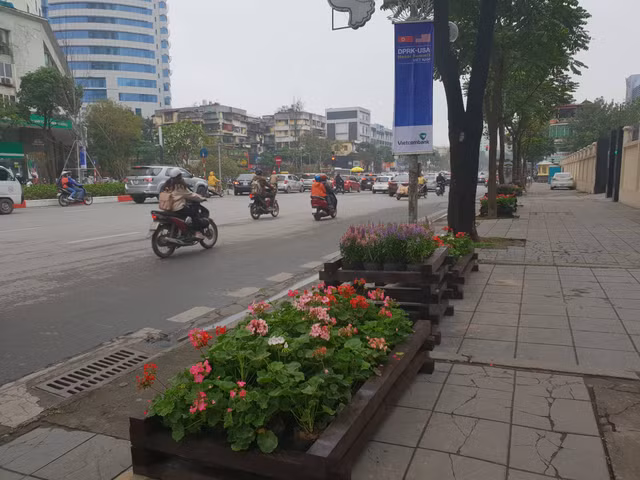 Trước thềm Hội nghị Thượng đỉnh Mỹ-Triều: Hà Nội rợp cờ hoa, băng rôn - Hình 6 Truoc them Hoi nghi Thuong dinh My-Trieu: Ha Noi rop co hoa, bang ron-Hinh-6