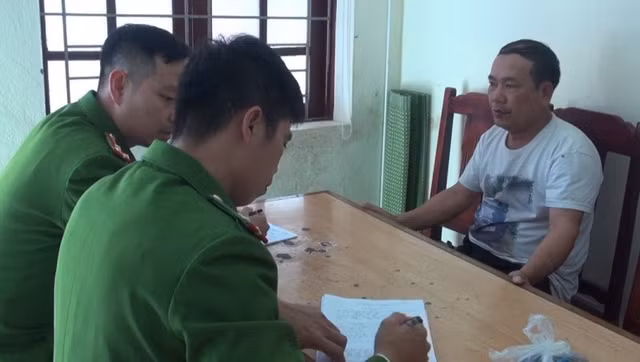 Thời sự nóng 28/2: Giật túi xách của vợ cảnh sát cơ động và cái kết - Hình 4 Thoi su nong 28/2: Giat tui xach cua vo canh sat co dong va cai ket-Hinh-4