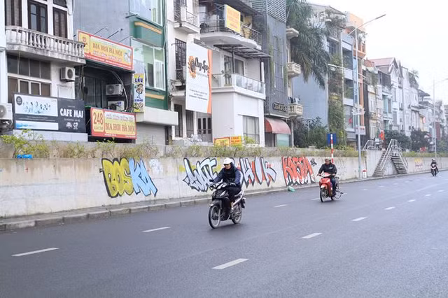 Vẽ graffiti tự phát trên đường trăm tỷ ở Hà Nội Ve graffiti tu phat tren duong tram ty o Ha Noi