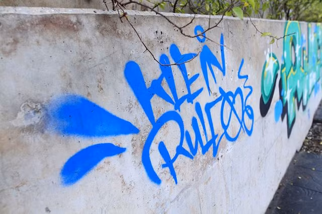Vẽ graffiti tự phát trên đường trăm tỷ ở Hà Nội - Hình 3 Ve graffiti tu phat tren duong tram ty o Ha Noi-Hinh-3