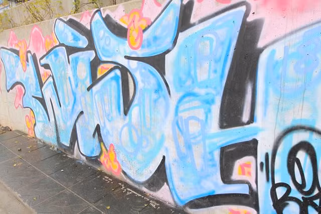 Vẽ graffiti tự phát trên đường trăm tỷ ở Hà Nội - Hình 5 Ve graffiti tu phat tren duong tram ty o Ha Noi-Hinh-5