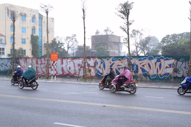 Vẽ graffiti tự phát trên đường trăm tỷ ở Hà Nội - Hình 9 Ve graffiti tu phat tren duong tram ty o Ha Noi-Hinh-9