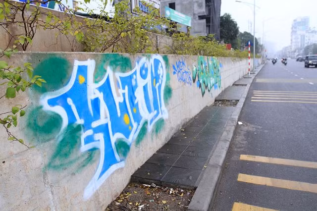 Vẽ graffiti tự phát trên đường trăm tỷ ở Hà Nội - Hình 2 Ve graffiti tu phat tren duong tram ty o Ha Noi-Hinh-2
