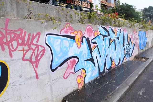 Vẽ graffiti tự phát trên đường trăm tỷ ở Hà Nội - Hình 6 Ve graffiti tu phat tren duong tram ty o Ha Noi-Hinh-6