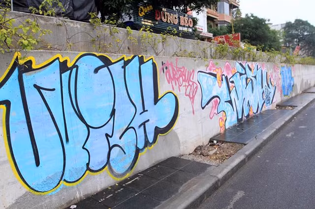 Vẽ graffiti tự phát trên đường trăm tỷ ở Hà Nội - Hình 4 Ve graffiti tu phat tren duong tram ty o Ha Noi-Hinh-4