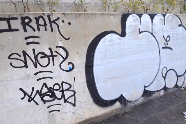 Vẽ graffiti tự phát trên đường trăm tỷ ở Hà Nội - Hình 10 Ve graffiti tu phat tren duong tram ty o Ha Noi-Hinh-10