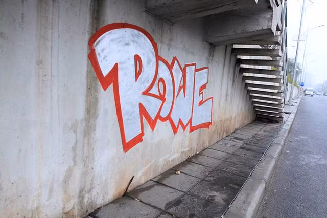 Vẽ graffiti tự phát trên đường trăm tỷ ở Hà Nội - Hình 8 Ve graffiti tu phat tren duong tram ty o Ha Noi-Hinh-8