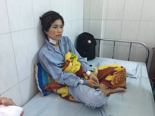 Không mượn được tiền, chồng cứa cổ, cắt tai vợ cũ Khong muon duoc tien, chong cua co, cat tai vo cu