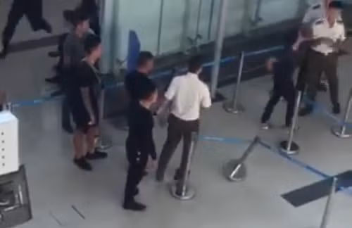 Thoát y, mang súng, chửi nhân viên và những vụ "đại náo" sân bay gây xôn xao - Hình 7 Thoat y, mang sung, chui nhan vien va nhung vu