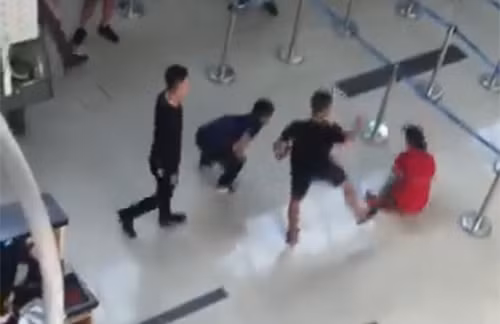 Thoát y, mang súng, chửi nhân viên và những vụ "đại náo" sân bay gây xôn xao - Hình 6 Thoat y, mang sung, chui nhan vien va nhung vu