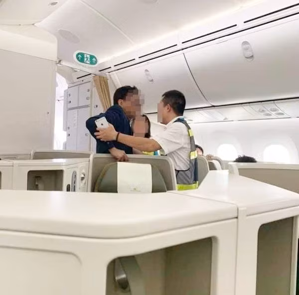 Thoát y, mang súng, chửi nhân viên và những vụ "đại náo" sân bay gây xôn xao - Hình 12 Thoat y, mang sung, chui nhan vien va nhung vu