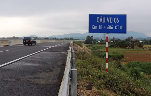 Mục kích những vết nứt, lượn sóng trên cao tốc Đà Nẵng - Quảng Ngãi Muc kich nhung vet nut, luon song tren cao toc Da Nang - Quang Ngai