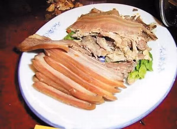 Lừa "tùng xẻo", món ăn kinh dị nghe tên đã rùng mình - Hình 3 Lua