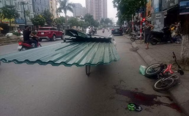 Video: Kinh hoàng xe "máy chém" không người lái chạy trên đường - Hình 2 Video: Kinh hoang xe