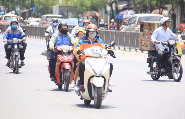 Người dân Sài Gòn mưu sinh trong những ngày nóng 'nung người' tháng 3 - Hình 6 Nguoi dan Sai Gon muu sinh trong nhung ngay nong 'nung nguoi' thang 3-Hinh-6