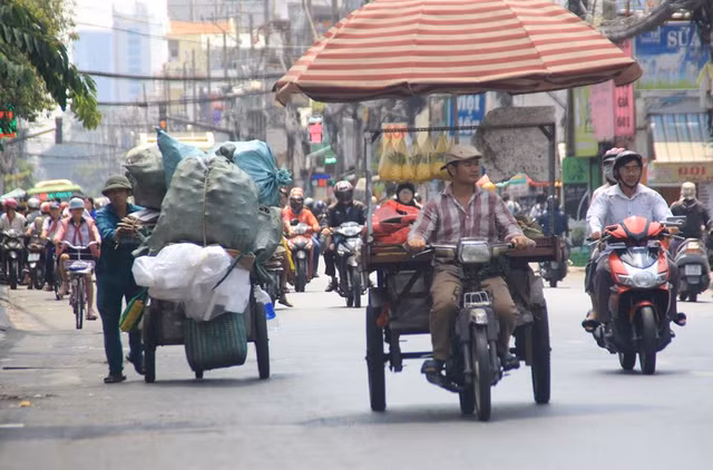 Người dân Sài Gòn mưu sinh trong những ngày nóng 'nung người' tháng 3 - Hình 16 Nguoi dan Sai Gon muu sinh trong nhung ngay nong 'nung nguoi' thang 3-Hinh-16