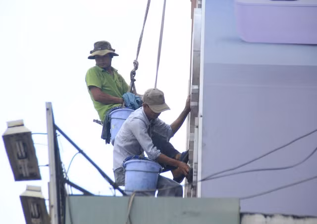 Người dân Sài Gòn mưu sinh trong những ngày nóng 'nung người' tháng 3 - Hình 18 Nguoi dan Sai Gon muu sinh trong nhung ngay nong 'nung nguoi' thang 3-Hinh-18