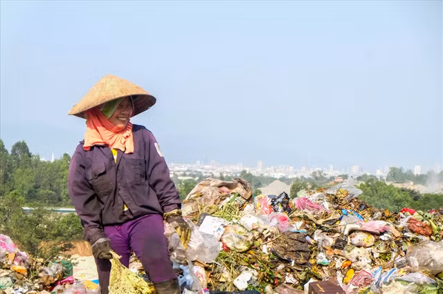 8/3 của những phụ nữ mưu sinh ở bãi rác lớn nhất Đà Nẵng - Hình 13 8/3 cua nhung phu nu muu sinh o bai rac lon nhat Da Nang-Hinh-13
