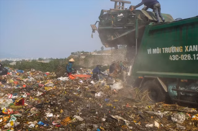 8/3 của những phụ nữ mưu sinh ở bãi rác lớn nhất Đà Nẵng - Hình 14 8/3 cua nhung phu nu muu sinh o bai rac lon nhat Da Nang-Hinh-14