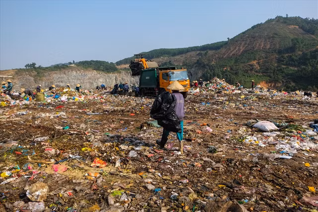 8/3 của những phụ nữ mưu sinh ở bãi rác lớn nhất Đà Nẵng 8/3 cua nhung phu nu muu sinh o bai rac lon nhat Da Nang