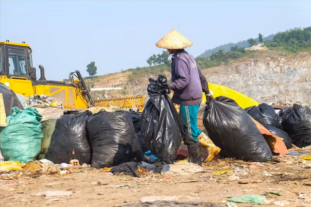 8/3 của những phụ nữ mưu sinh ở bãi rác lớn nhất Đà Nẵng - Hình 10 8/3 cua nhung phu nu muu sinh o bai rac lon nhat Da Nang-Hinh-10