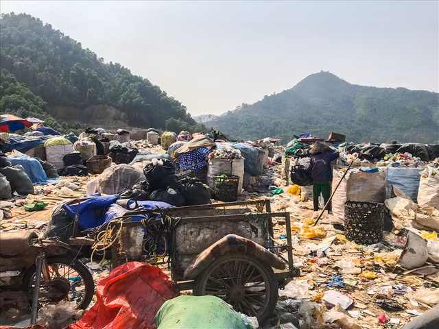 8/3 của những phụ nữ mưu sinh ở bãi rác lớn nhất Đà Nẵng - Hình 12 8/3 cua nhung phu nu muu sinh o bai rac lon nhat Da Nang-Hinh-12