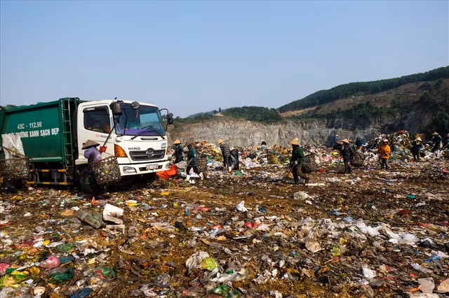 8/3 của những phụ nữ mưu sinh ở bãi rác lớn nhất Đà Nẵng - Hình 2 8/3 cua nhung phu nu muu sinh o bai rac lon nhat Da Nang-Hinh-2