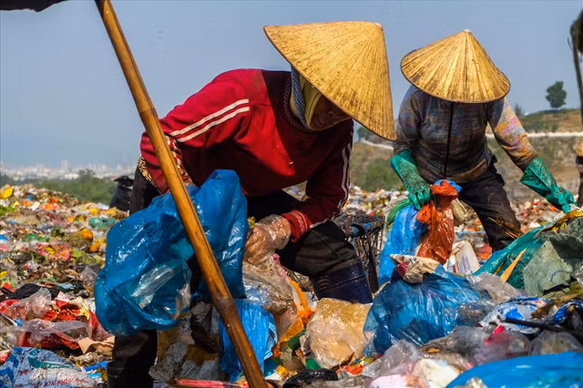 8/3 của những phụ nữ mưu sinh ở bãi rác lớn nhất Đà Nẵng - Hình 5 8/3 cua nhung phu nu muu sinh o bai rac lon nhat Da Nang-Hinh-5