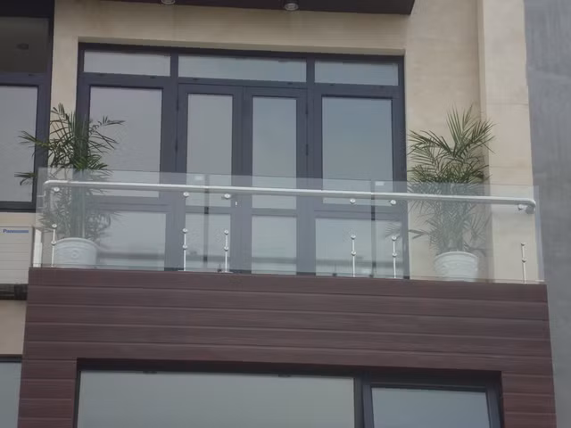 Mẫu lan can ban công kính âm sàn được ưa chuộng nhất 2019 - Hình 3 Mau lan can ban cong kinh am san duoc ua chuong nhat 2019-Hinh-3