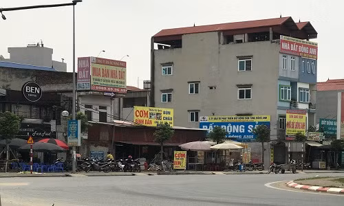 "Cò" mời chào khách trước cơn sốt đất tại Đông Anh Bất động sản Đông Anh thật sự sôi động khi hàng loạt sàn BĐS mọc lên như nấm