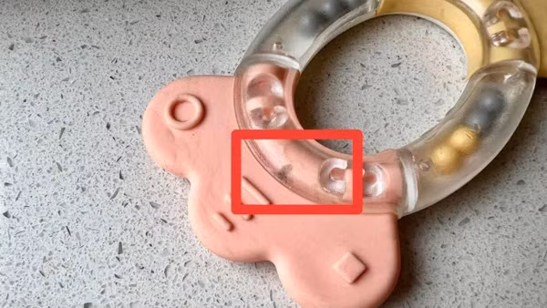 "Ổ vi khuẩn” đe dọa trẻ nhỏ từ những món đồ quen thuộc - Hình 6 Nhiều người nhầm tưởng chỉ những dụng cụ ngậm nướu có phần rỗng mới mất an toàn. Thực tế, ngay cả những chiếc ngậm nướu dạng đặc vẫn có nhiều rãnh, hoa văn tạo điều kiện bám bẩn.