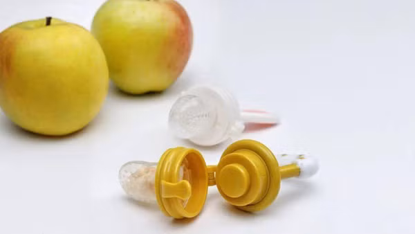 "Ổ vi khuẩn” đe dọa trẻ nhỏ từ những món đồ quen thuộc - Hình 4 Dụng cụ tập nhai. Dụng cụ tập nhai rất hữu ích trong giai đoạn trẻ tập ăn. Thiết kế giúp trẻ ngậm, ăn thực phẩm mà không lo bị hóc. Tiện dụng là vậy song nó lại là “ổ vi khuẩn" ít được quan tâm. Thiết kế chứa rất nhiều “góc chết” khó vệ sinh. Chưa kể, vật dụng này thường tiếp xúc với quả ngọt, nước bọt của trẻ nên vi khuẩn càng có cơ hội lây lan.