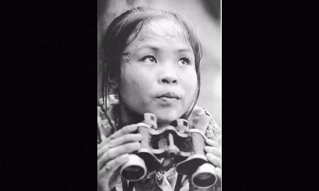Ảnh quý giá về vẻ đẹp bất khuất của phụ nữ Việt trong thời chiến - Hình 8 Anh quy gia ve ve dep bat khuat cua phu nu Viet trong thoi chien-Hinh-8