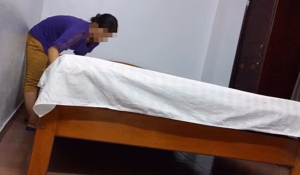 Hình ảnh điều tra: Nhân viên khách sạn dùng khăn tắm lau bồn cầu - Hình 8 Hinh anh dieu tra: Nhan vien khach san dung khan tam lau bon cau-Hinh-8